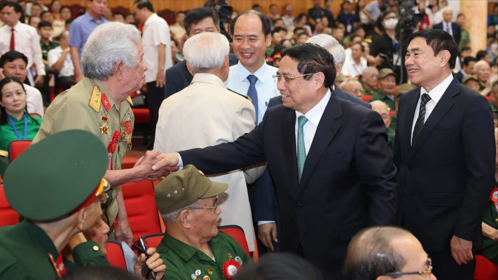 Thủ tướng Phạm Minh Chính thăm hỏi các đại biểu dự hội nghị. Ảnh: QUANG PHÚC