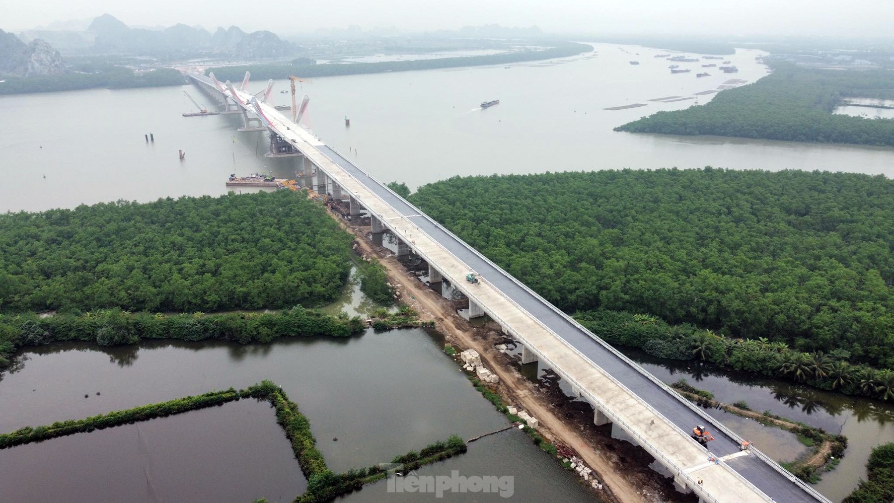 Gấp rút hoàn thiện cây cầu gần 2.000 tỷ nối Hải Phòng với Quảng Ninh ảnh 1