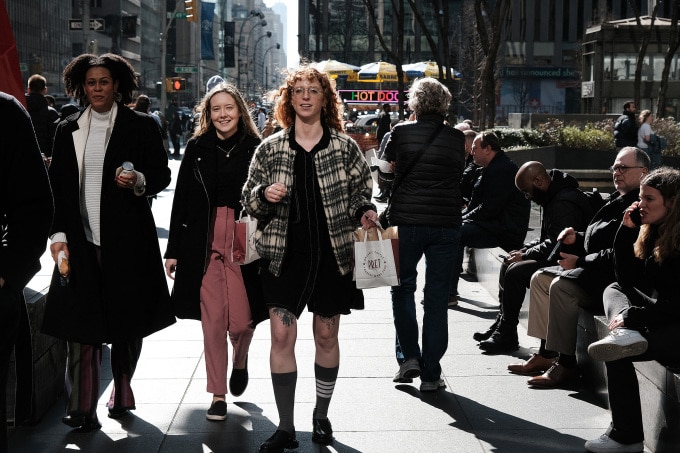 Người New York tản bộ trên đường phố Manhattan, tháng 2/2023. Ảnh: AFP