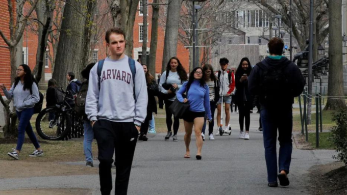 Sinh viên Mỹ đi bộ trong khuôn viên Đại học Harvard, Mỹ. Ảnh: Reuters