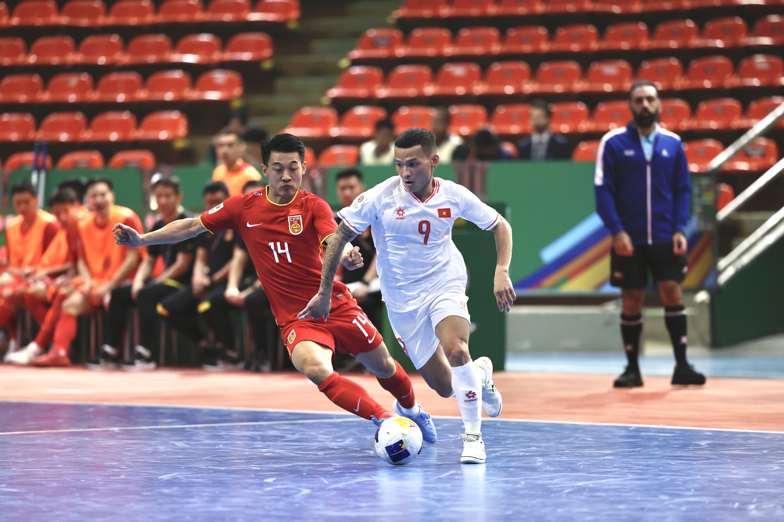 Giành lại cơ hội đoạt vé World Cup nhờ thắng Trung Quốc, HLV đội tuyển Việt Nam nói gì?- Ảnh 1. Đội tuyển futsal Việt Nam (áo trắng) thắp lại hy vọng vào tứ kết với chiến thắng trước Trung Quốc