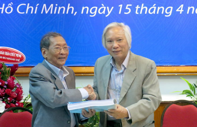 Giáo sư Bùi Khánh Thế qua đời- Ảnh 1. GS.TS Bùi Khánh Thế (trái) trao tặng tượng trưng khối di sản tài liệu cho Trung tâm Di sản các nhà khoa học Việt Nam tháng 4-2017 - Ảnh: LAM ĐIỀN