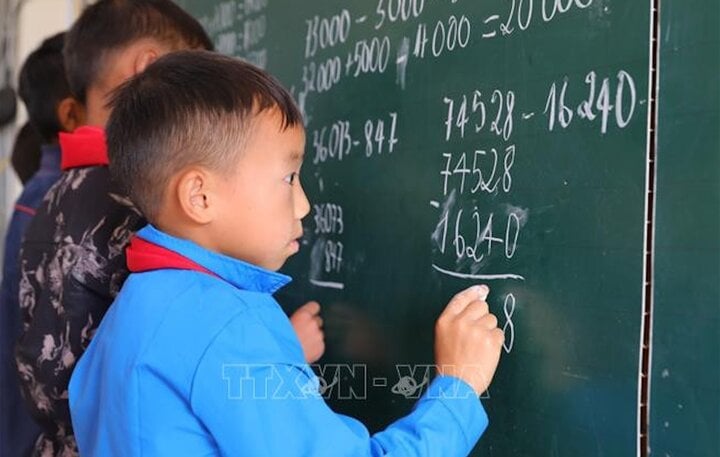 Học sinh Trường PTDTBT tiểu học Thượng Phùng (xã biên giới Thượng Phùng, Mèo Vạc, Hà Giang) trong giờ học Toán đầu tiên sau lễ khai giảng năm học mới 2023 - 2024. (Ảnh minh họa: TTXVN)
