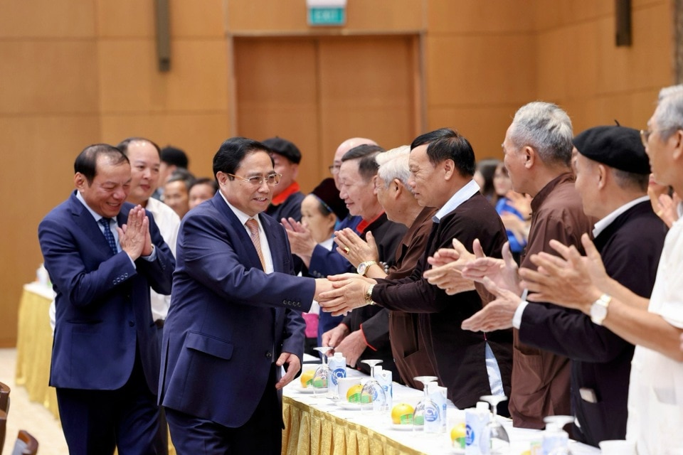 Thủ tướng Phạm Minh Ch&iacute;nh gặp mặt đo&agrave;n đại biểu c&aacute;c gi&agrave; l&agrave;ng, trưởng bản, nghệ nh&acirc;n, người c&oacute; uy t&iacute;n - Ảnh: VGP/Nhật Bắc