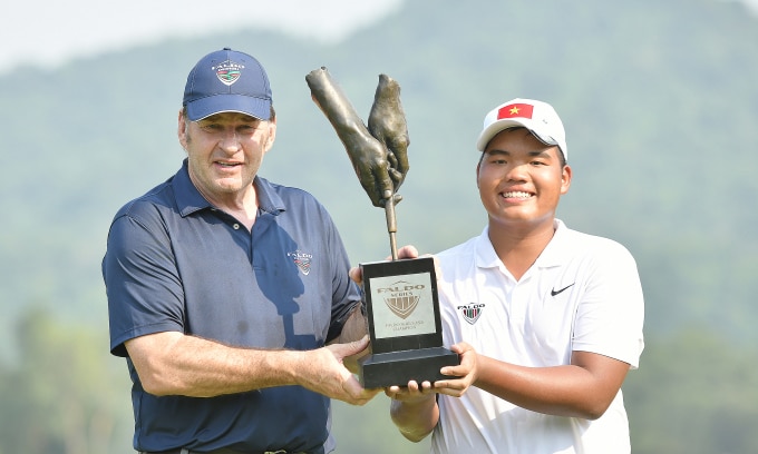 Duc Son recibió la copa del campeonato Faldo Series Asia 2024 en el par 71 Laguna Golf Lang Co en la tarde del 26 de abril. Foto de : BTC