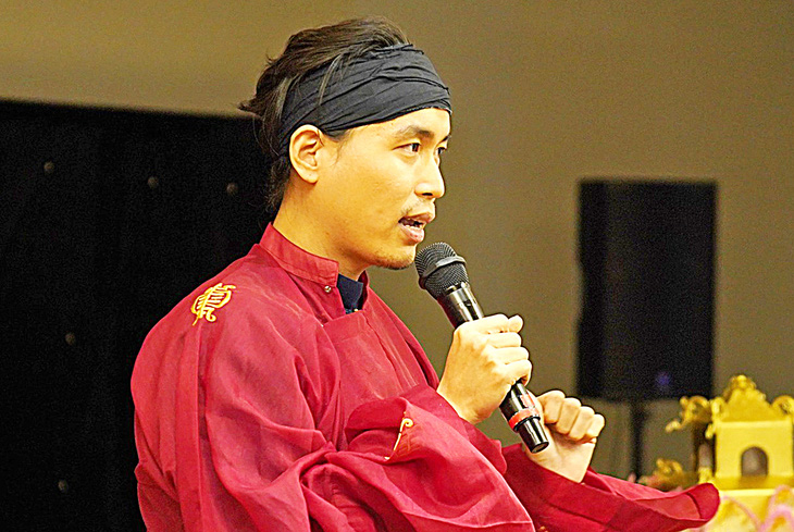 Thí sinh mặc áo dài thuyết trình dự án trong chương trình VietScript Lab Thí sinh mặc áo dài thuyết trình dự án trong chương trình VietScript Lab