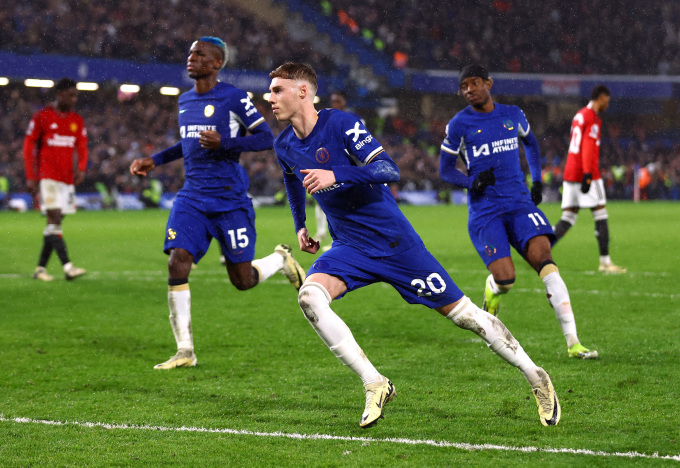 Cole Palmer (số 20) ăn mừng sau khi đá phạt đền gỡ hòa 3-3 trong trận Chelsea thắng ngược Man Utd 4-3 ở vòng 31 Ngoại hạng Anh ngày 4/4. Ảnh: Reuters.