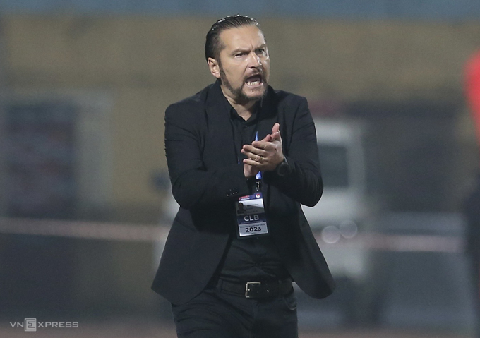 HLV Velizar Popov ở V-League 2023. Ảnh: Lâm Thoả
