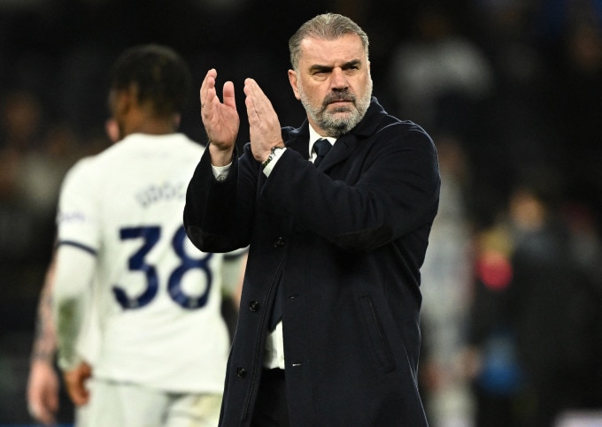 El entrenador Ange Postecoglou agradeció a los aficionados del Tottenham después del partido contra el Newcastle en la Premier League el 10 de diciembre de 12. Foto: Reuters