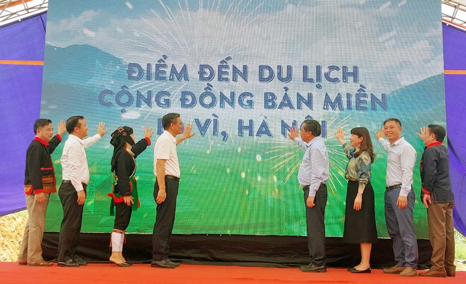 Các đại biểu nhấn nút đưa Điểm đến du lịch cộng đồng bản Miền (Ba Vì) vào hoạt động. Ảnh: Hoài Nam