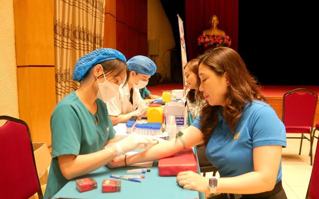 Hà Nội phát động tháng An toàn vệ sinh lao động, gần 200 công nhân được khám sức khỏe miễn phí- Ảnh 2. Hà Nội phát động tháng An toàn vệ sinh lao động, gần 200 công nhân được khám sức khỏe miễn phí- Ảnh 2.