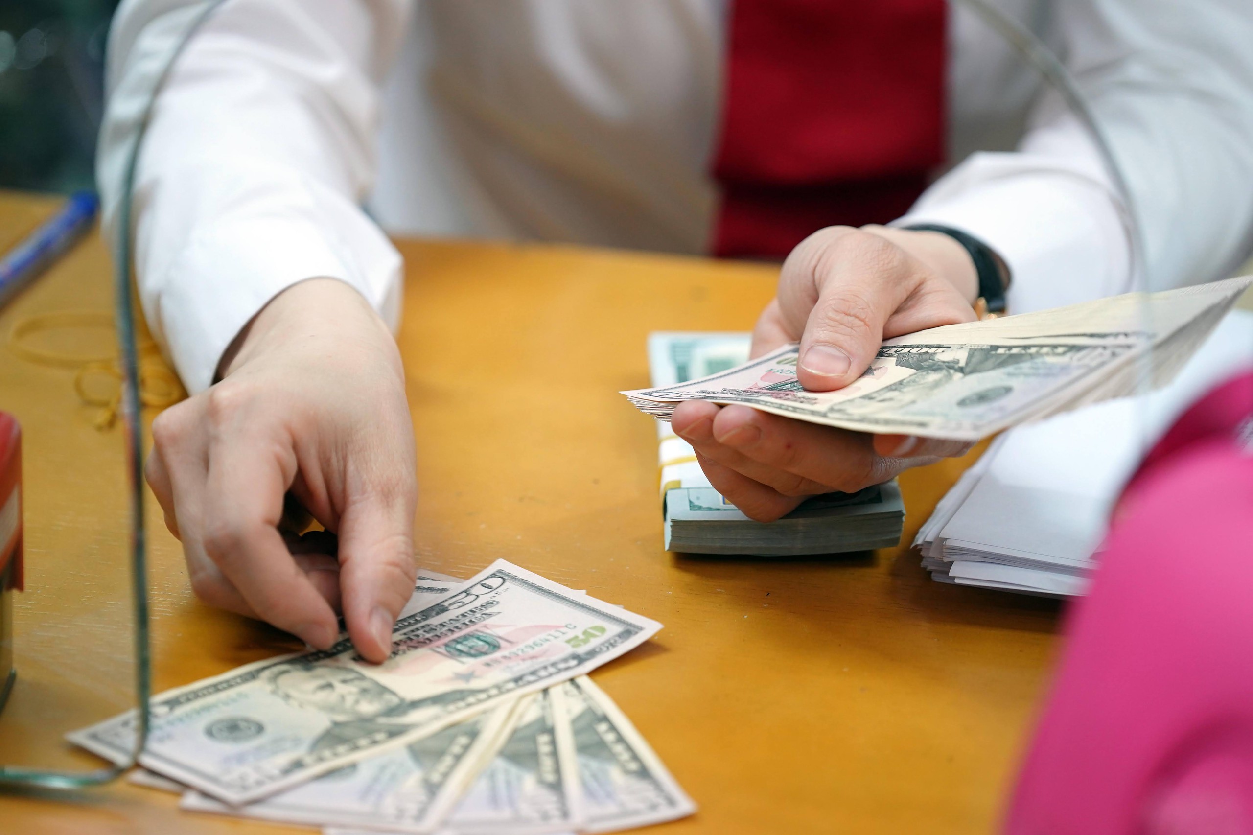 Giá USD hôm nay 28.4.2024: Hạ nhiệt từ đỉnh cao- Ảnh 1. Giá USD hôm nay 28.4.2024: Hạ nhiệt từ đỉnh cao- Ảnh 1.