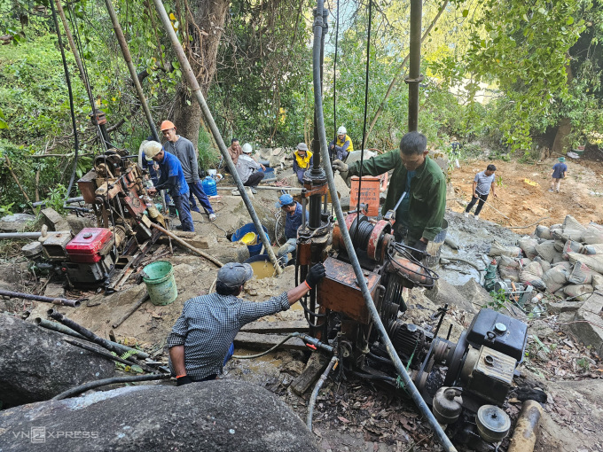 Trong ngày 15/4, nhà thầu thực hiện hai mũi khoan trên núi, một mũi sâu 23 m (chạm đến nóc hầm), mũi còn lại khoảng 18 m, sau đó sẽ dùng máy bơm bêtông vào. Ảnh: Bùi Toàn