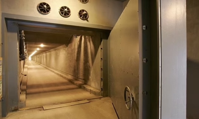 Lối vào hầm trú ẩn nằm phía sau cánh cửa nặng 28 tấn. Ảnh: GreenbrierWV