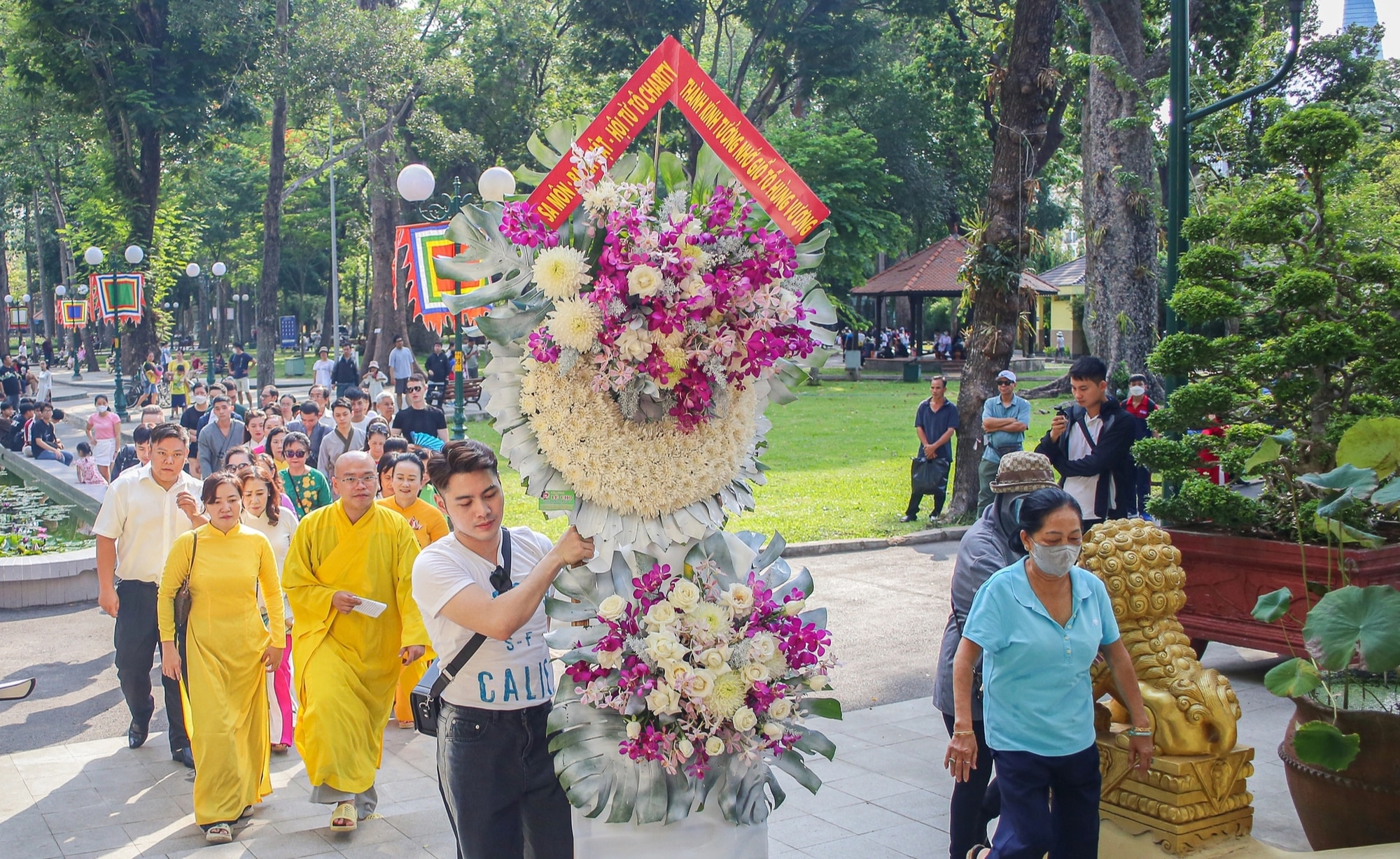 Hàng ngàn người Sài Gòn dâng hương tưởng niệm các vua Hùng- Ảnh 9.