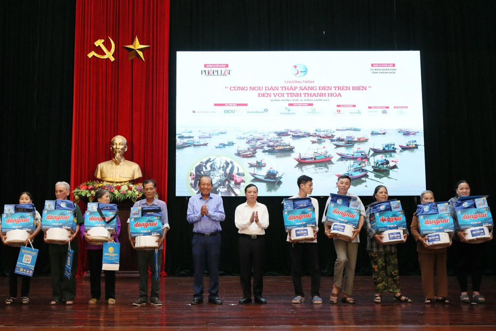 Hàng trăm phần quà hỗ trợ ngư dân thắp sáng đèn biển - 1 Hàng trăm phần quà hỗ trợ ngư dân thắp sáng đèn biển - 1