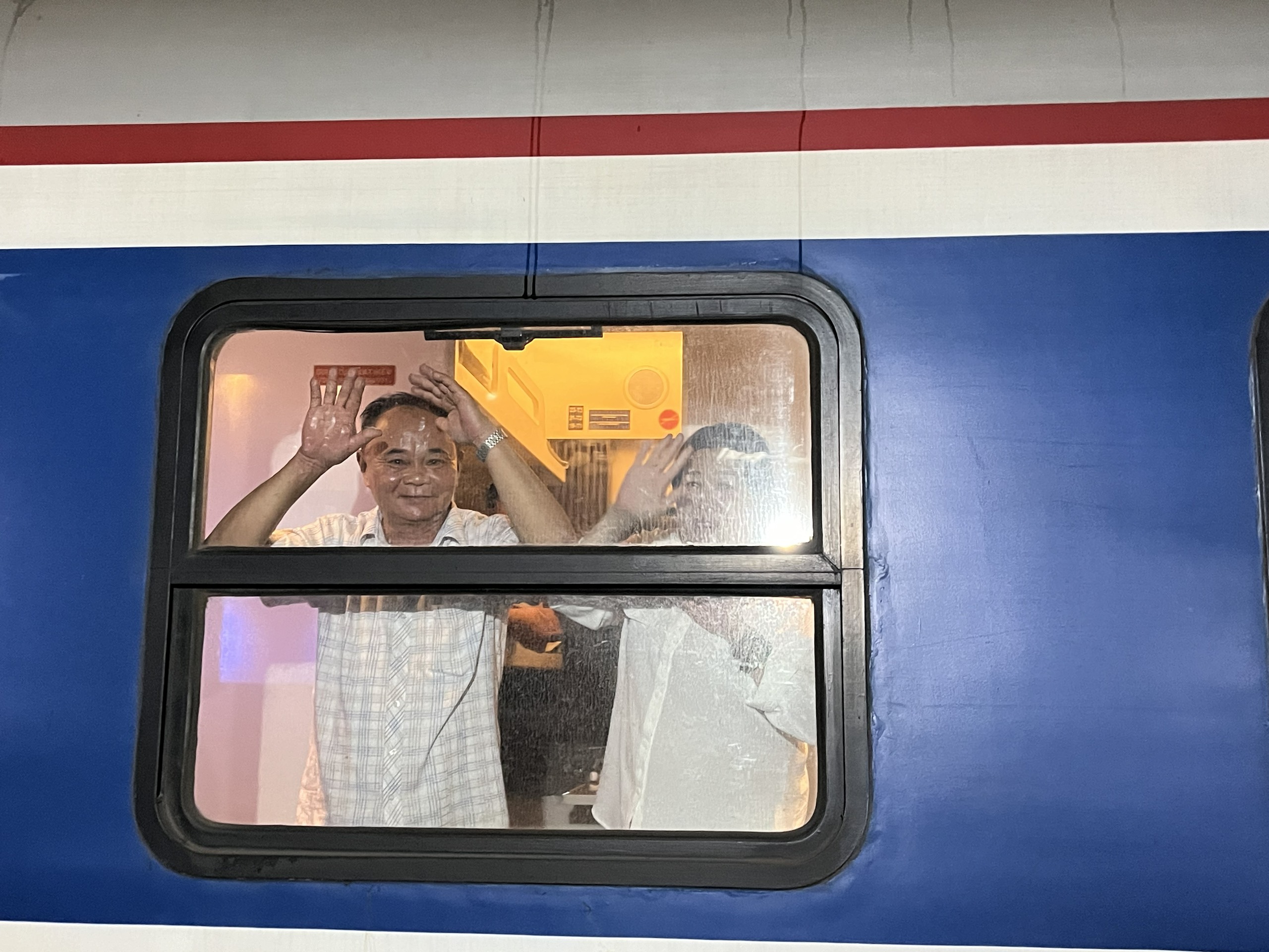Hành khách cười tươi trên chuyến tàu khách đầu tiên sau thông hầm Đèo Cả- Ảnh 1. Hành khách cười tươi trên chuyến tàu khách đầu tiên sau thông hầm Đèo Cả- Ảnh 1.