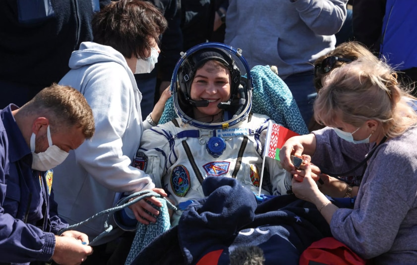 Phi hành gia Marina Vasilevskaya được hỗ trợ đặc biệt sau khi tàu Soyuz hạ cánh ở Kazakhstan ngày 6-4 - Ảnh chụp màn hình Reuters