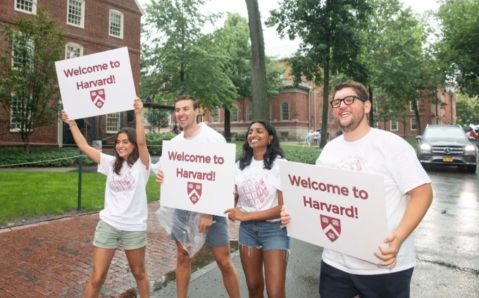 Sinh viên Đại học Harvard chào đón tân sinh viên nhập học kỳ thu năm 2023. Ảnh: Harvard University