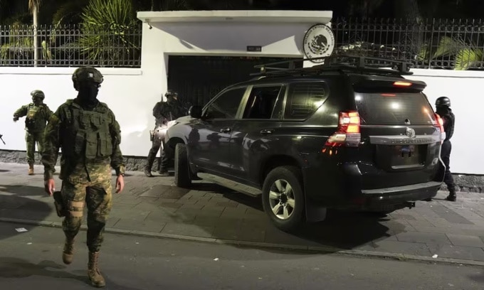 Cảnh sát đột kích đại sứ quán Mexico ở thủ đô Quito, Ecuador, tối 5/4. Ảnh: AP