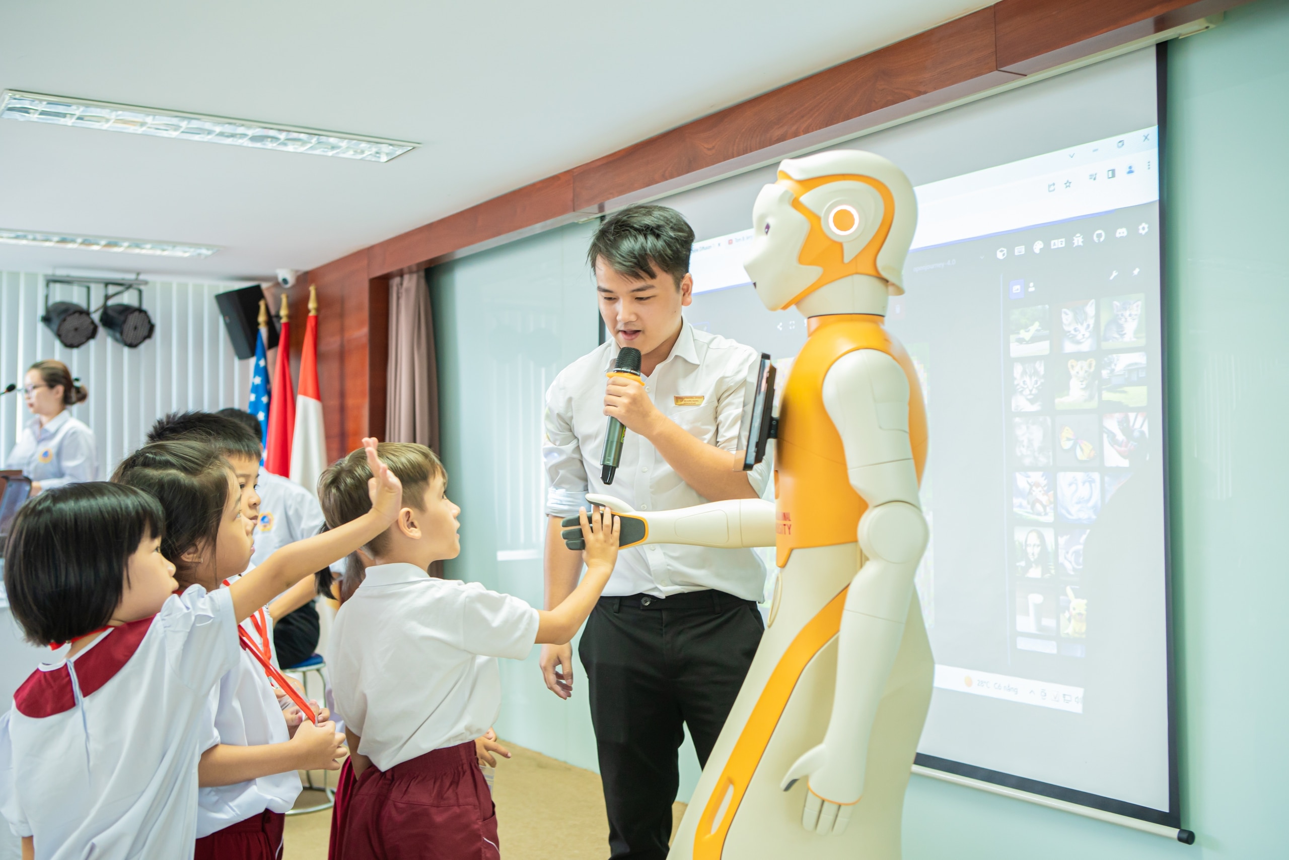 Học sinh hệ thống Trường quốc tế Á Châu trong một tiết học với robot SIU