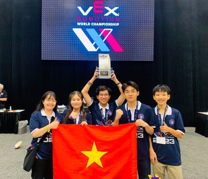 Võ Hoàng Gia Bảo (thứ hai từ phải qua) cùng các đồng đội trong Giải Vô địch Thế giới VEX Robotics 2023 tại Dallas (Mỹ). Ảnh: WASS