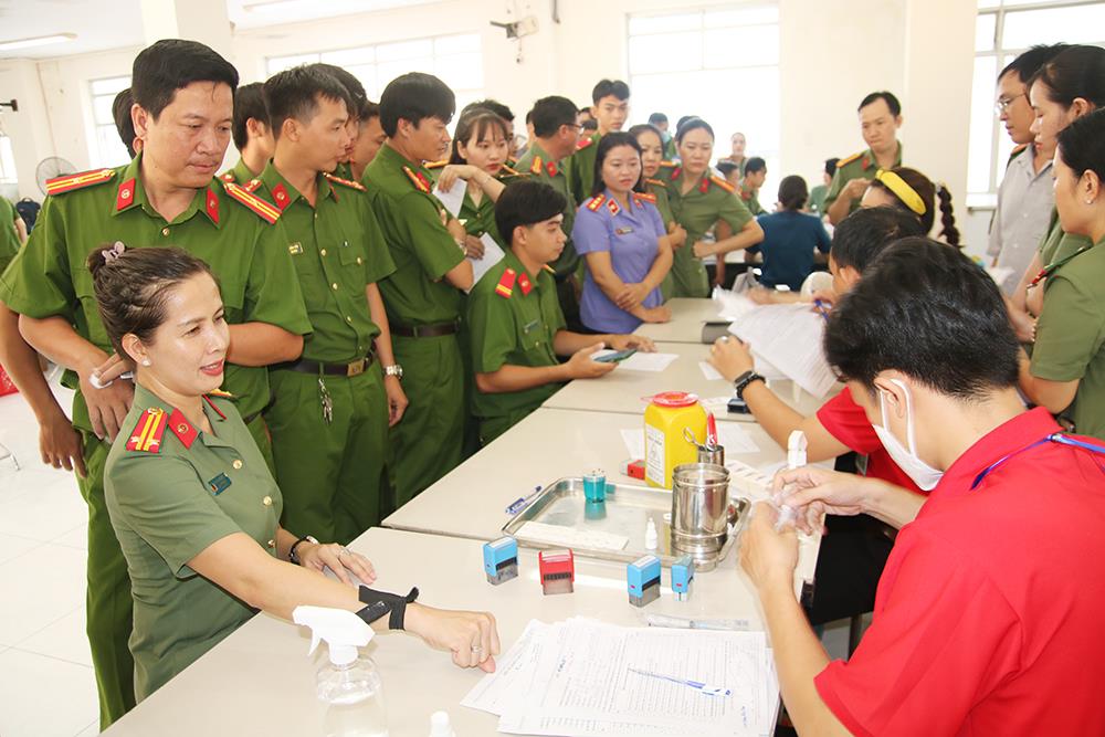 Lãnh đạo, cán bộ chiến sĩ kiểm tra sức khỏe trước khi hiến máu.