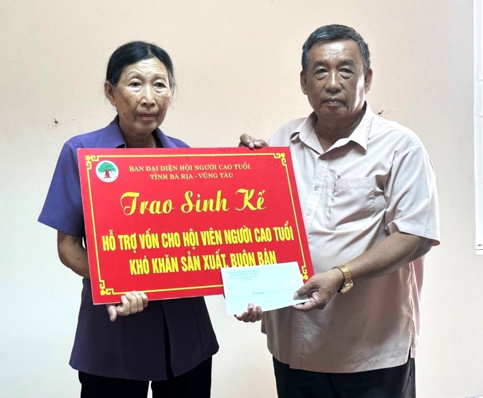 Hội NCT huyện Côn Đảo, tỉnh Bà Rịa - Vũng Tàu trao sinh kế hỗ trợ hội viên nghèo