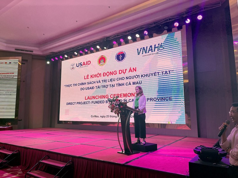 USAID 베트남 국장인 Aler Grubbs는 프로젝트 출범식에서 연설했습니다. (출처: USAID 베트남)