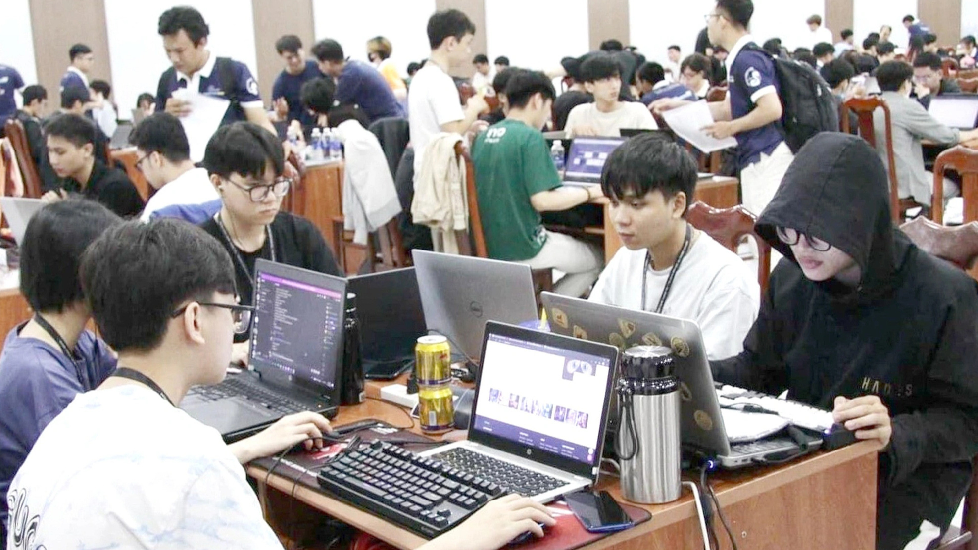 Hòa đồng gen Z có khó không?: Hiểu và hợp tác nhiều hơn- Ảnh 1. Dung hòa và làm việc với gen Z không hề khó như nhiều người vẫn nghĩ - Ảnh: AN VI