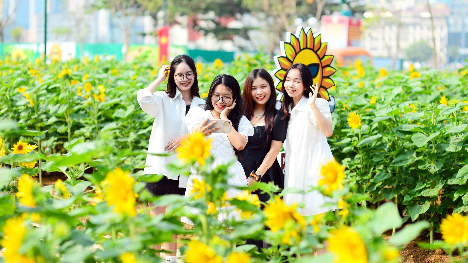 Hòa đồng gen Z có khó không? Mở mang học hỏi, tiếp thêm năng lượng- Ảnh 1. Gen Z, một thế hệ được đánh giá giỏi giang, năng động và hoàn toàn có thể cùng hợp tác, làm việc tốt - Ảnh: Q.ĐỊNH