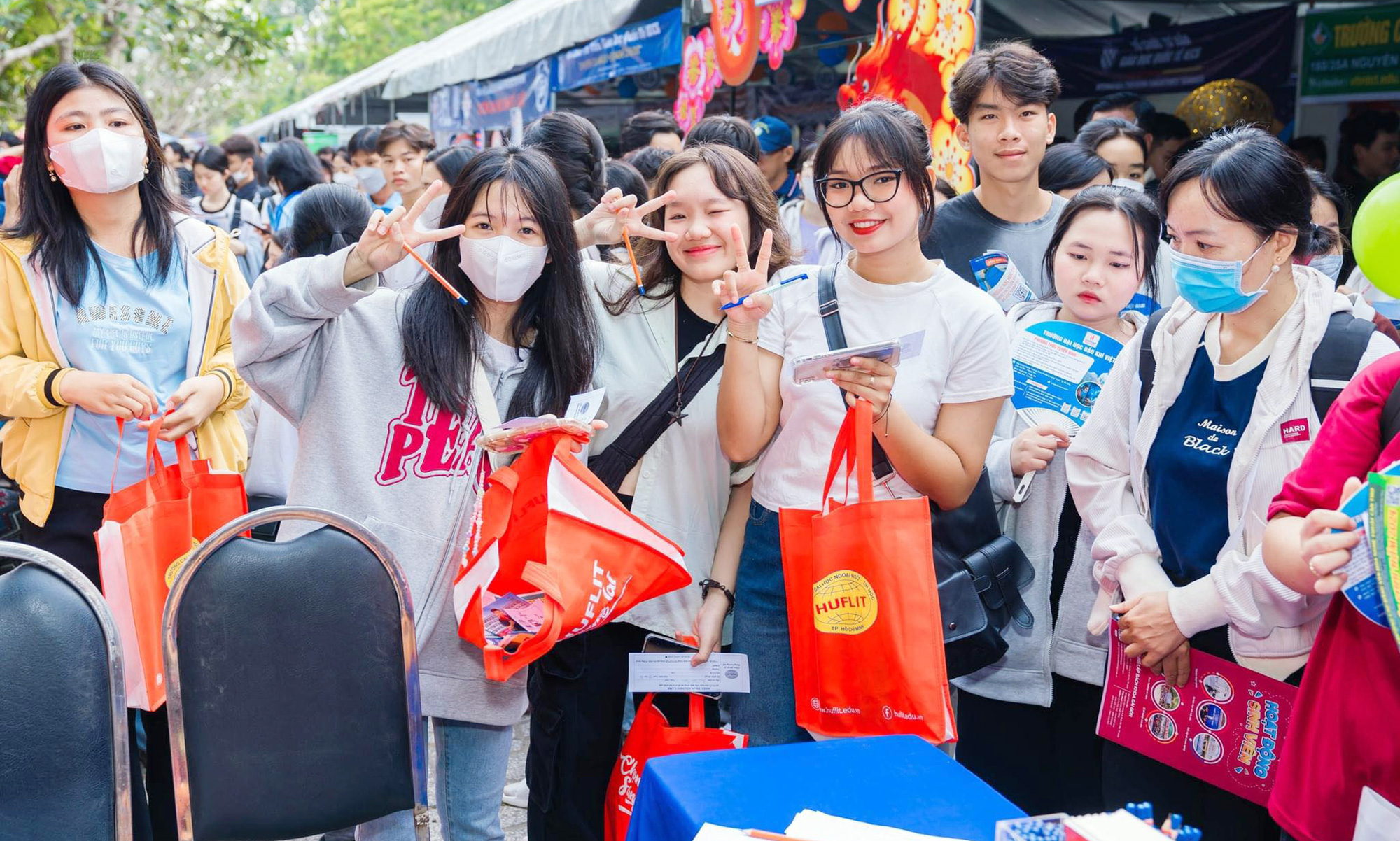 Học sinh tìm hiểu thông tin tuyển sinh tại gian tư vấn Trường đại học Ngoại ngữ tin học TP.HCM. Trường này không tăng học phí đối với các khóa cũ và khóa tuyển sinh 2025 - Ảnh: N.T. Học sinh tìm hiểu thông tin tuyển sinh tại gian tư vấn Trường đại học Ngoại ngữ tin học TP.HCM. Trường này không tăng học phí đối với các khóa cũ và khóa tuyển sinh 2025 - Ảnh: N.T.