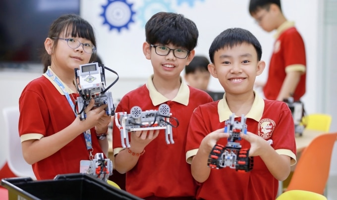Học sinh trường Quốc tế Á châu AHS làm robot trong giờ học STEM, tháng 3/2024. Ảnh: Fanpage nhà trường