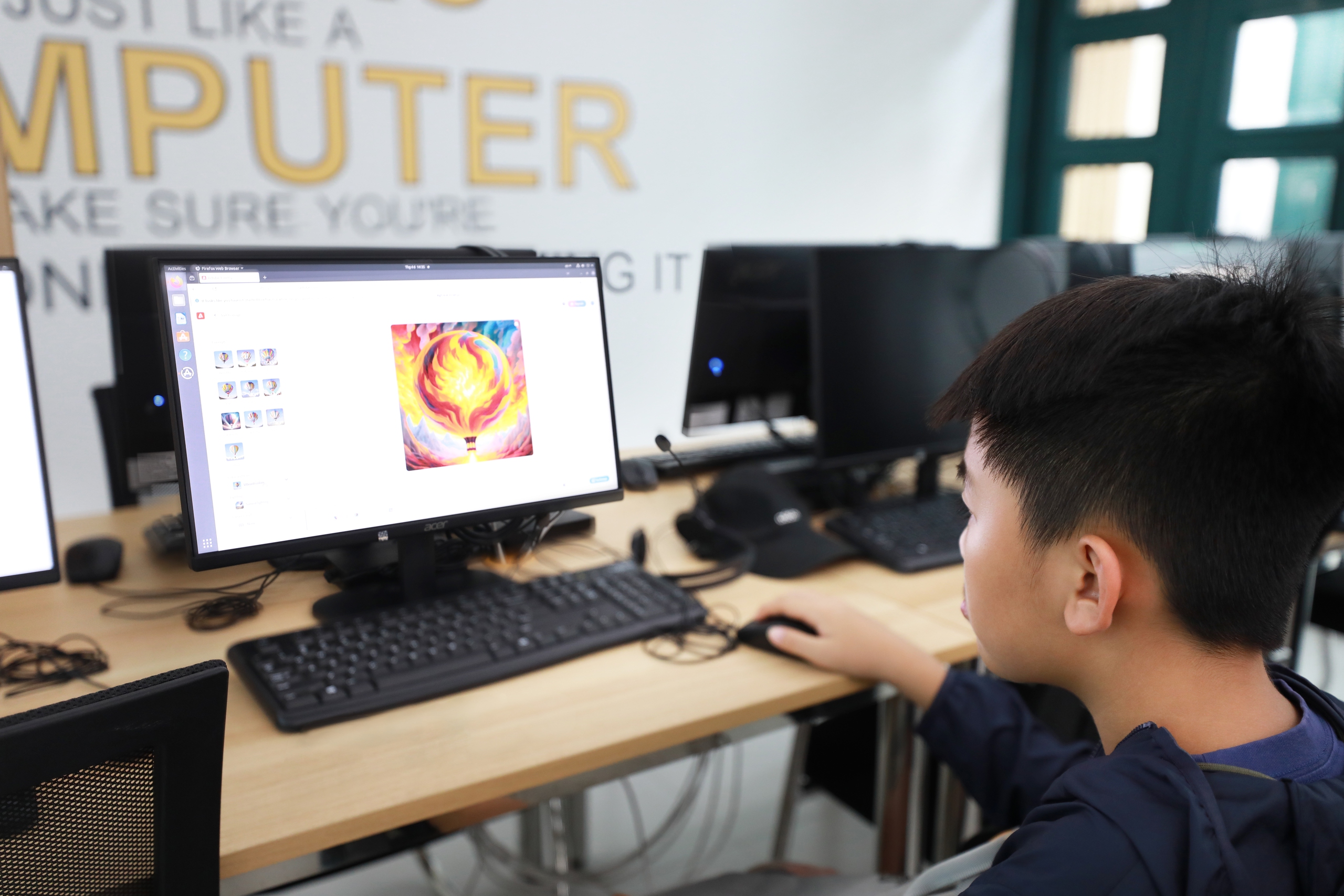 Học sinh vẽ tranh cùng AI để nhận giải thưởng hàng trăm triệu đồng- Ảnh 1. Học sinh sử dụng ứng dụng trí tuệ nhân tạo (AI) để vẽ tranh