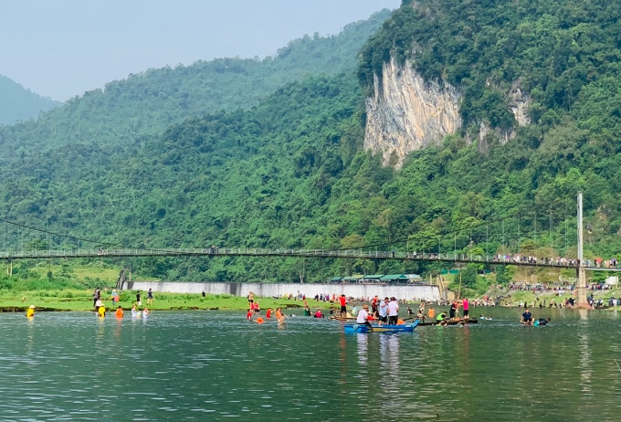 12 đội tham gia thi bắt cá trên sông Giăng đoạn qua xã Môn Sơn, huyện Con Cuông. Ảnh: Hùng Lê