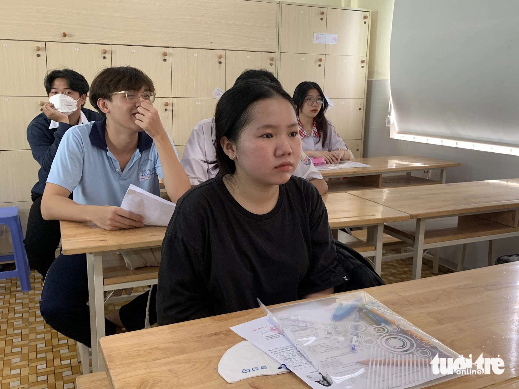 Hôm nay bắt đầu đăng ký dự thi tốt nghiệp THPT trực tuyến, thực hiện ra sao?- Ảnh 1. Thí sinh tham dự kỳ thi tốt nghiệp THPT năm 2023. Năm nay tất cả thí sinh đăng ký dự thi theo hình thức trực tuyến - Ảnh: TRẦN HUỲNH