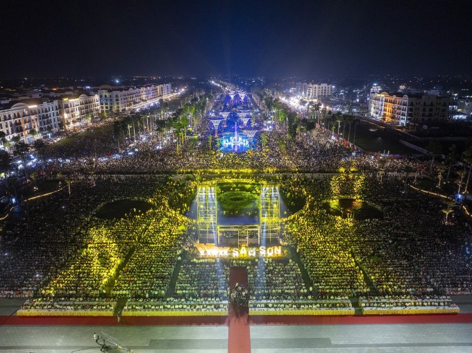 Hàng nghìn người góp mặt tại buổi khai mạc lễ hội du lịch biển, khánh thành quảng trường biển và trục cảnh quan lễ hội. Ảnh: Sun Group
