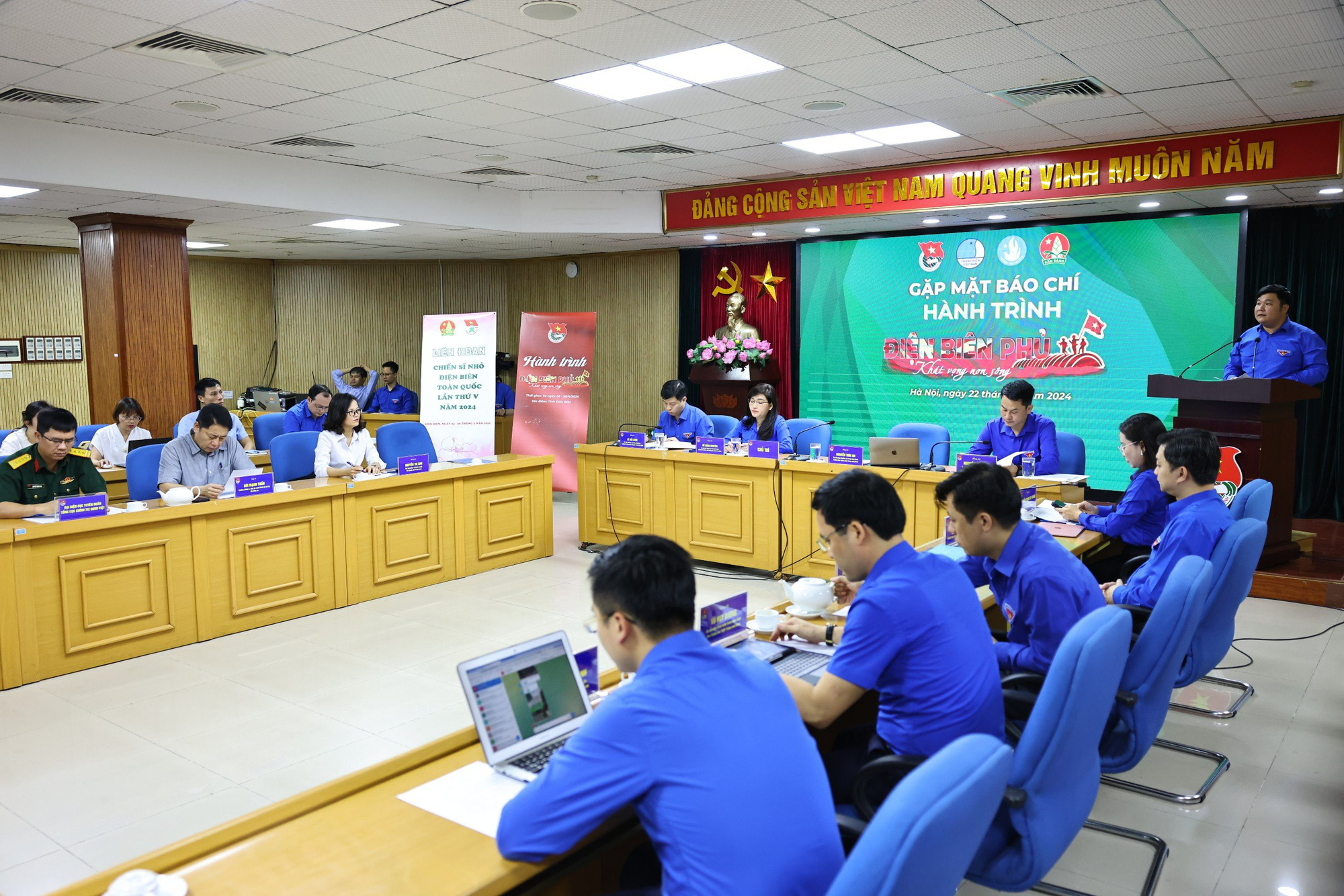 Hơn 400 bạn trẻ về Điện Biên trong hành trình Khát vọng non sông- Ảnh 1. Gặp mặt báo chí thông tin về hành trình "Điện Biên Phủ - Khát vọng non sông" - Ảnh: LÂM HẢI