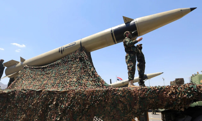 Tên lửa của lực lượng Houthi trong lễ diễu binh tại Sanaa, Yemen tháng 9/2023.. Ảnh: AFP