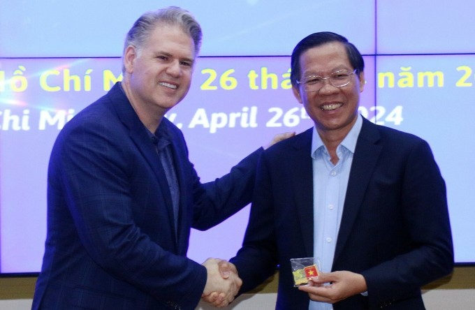 Phó chủ tịch Nvidia Keith Strier (trái) và Chủ tịch UBND TP HCM Phan Văn Mãi tại buổi gặp gỡ sáng 26/4. Ảnh: TTXVN
