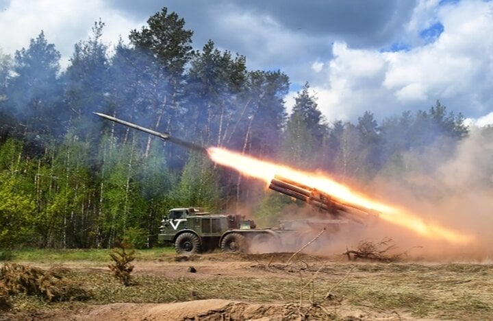 Pháo phản lực Nga tấn công mục tiêu ở tỉnh Kharkov, Đông Bắc Ukraine. (Ảnh: AFP)