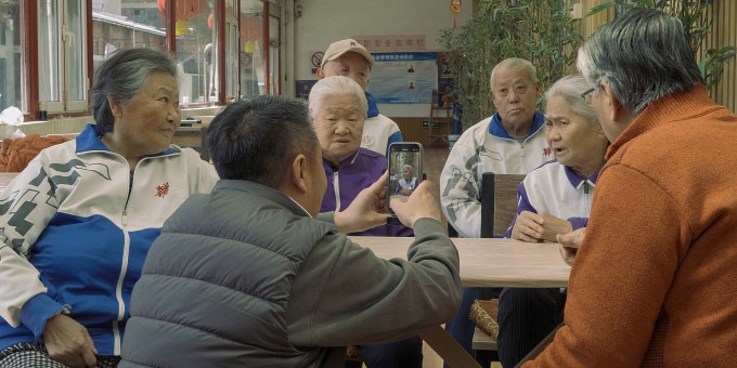 Feng Yan đang quay video ngắn cùng các thành thành viên lớn tuổi tại Viện dưỡng lão Jingya, Thiên Tân, tháng 3/2024. Ảnh: Ding Rui/SixthTone