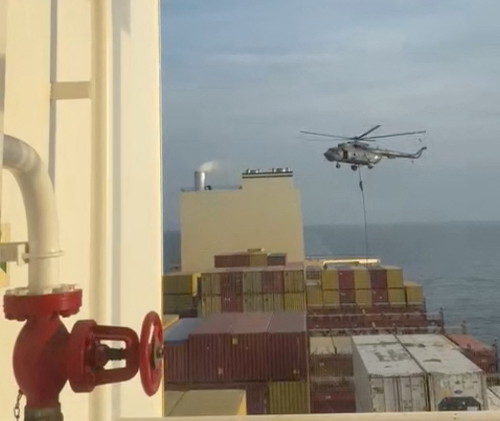 Iran bắt tàu hàng có dính líu Israel ở eo biển Hormuz- Ảnh 1. Ảnh chụp trực thăng Iran đáp lên tàu MSC Aries