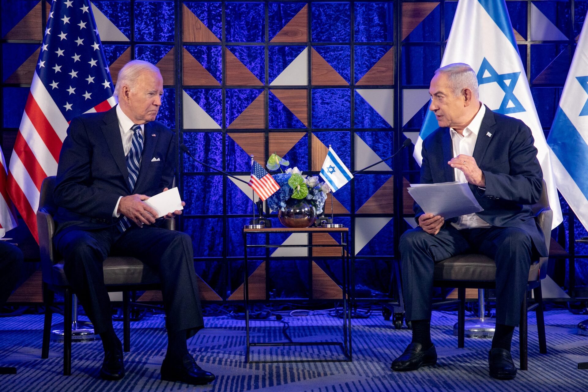 Tổng thống Mỹ Joe Biden (trái) gặp Thủ tướng Israel Benjamin Netanyahu tại Tel Aviv (Israel) ngày 18.10.2023