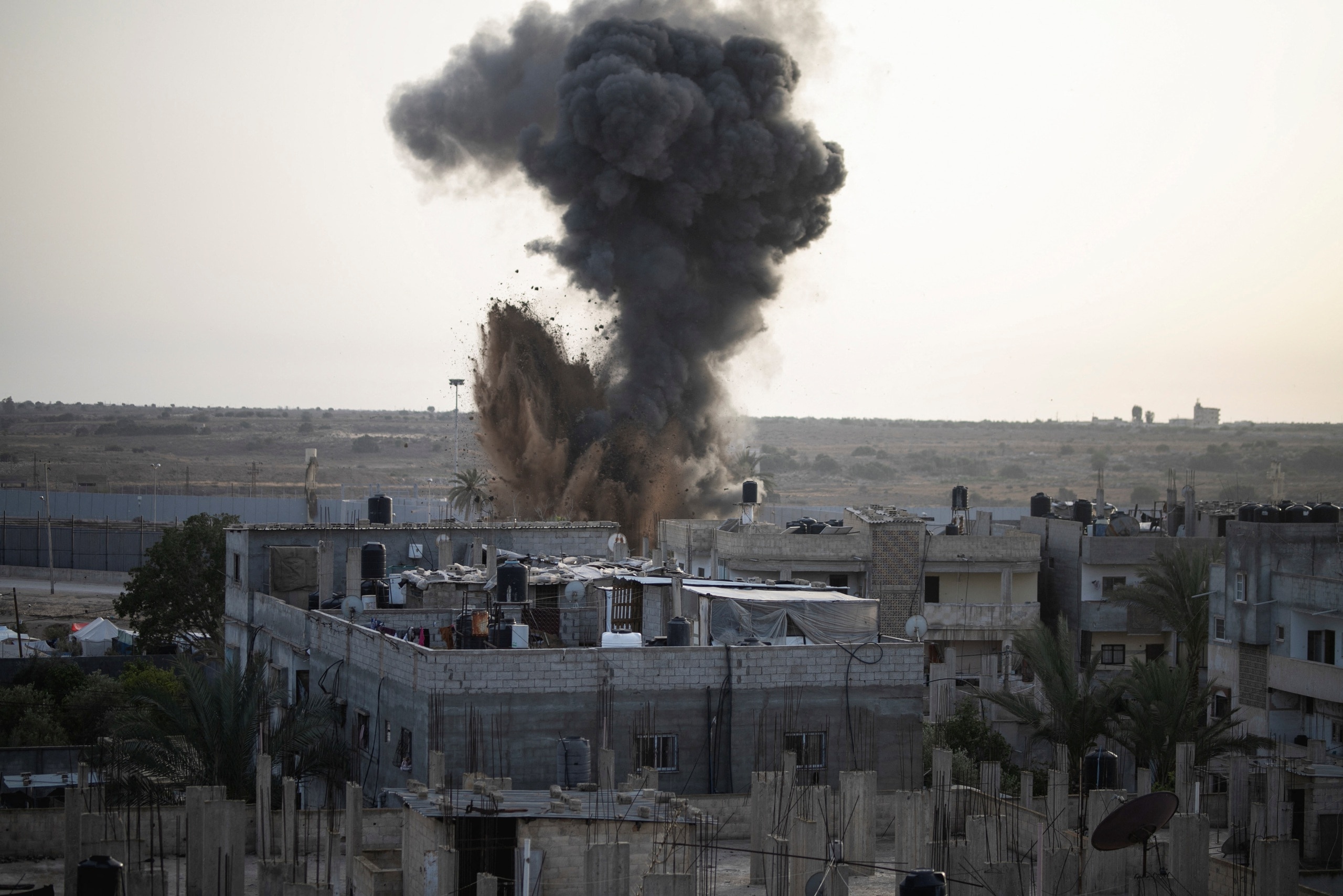 Khói bốc lên ở thành phố Rafah, miền nam Dải Gaza hôm 22.4