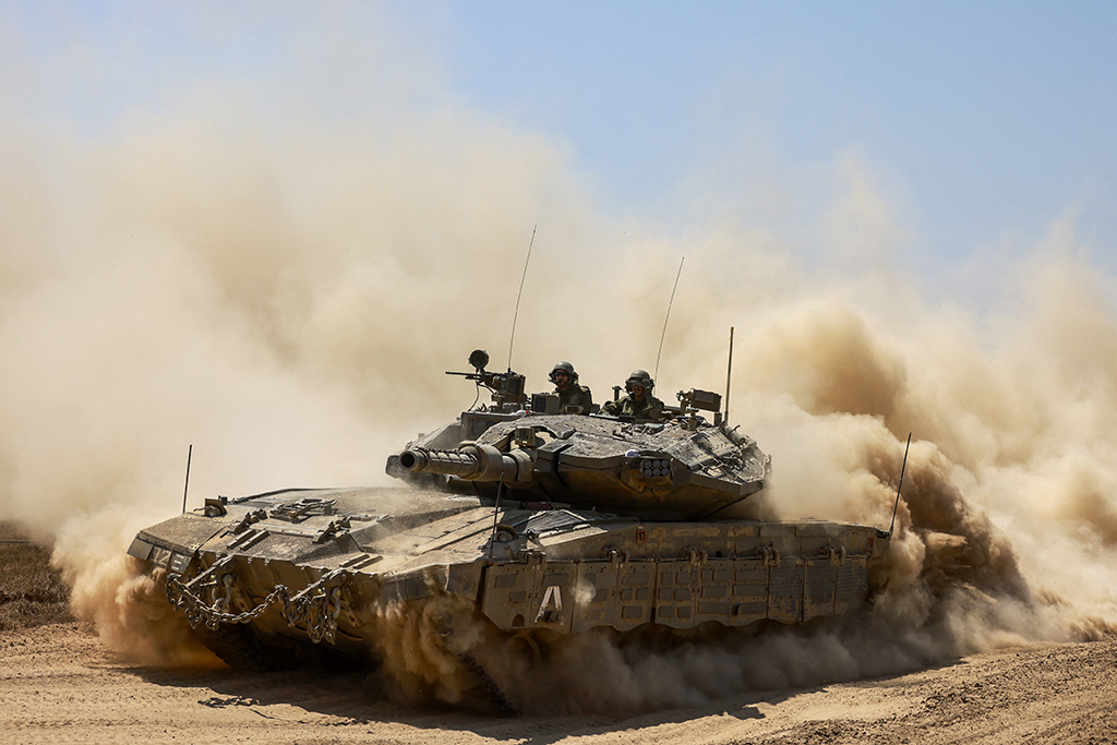 Israel đứng trước lựa chọn cân não- Ảnh 1. Xe tăng Israel hoạt động gần Gaza ngày 16.4