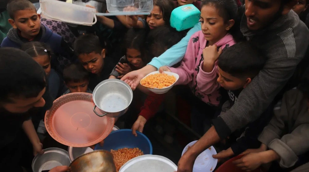 Người dân tập trung nhận lương thực cứu trợ ở thành phố Rafah, phía nam Dải Gaza, ảnh CNN