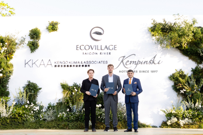 (Từ trái sang) Ông Marcin Sapecta - Phó tổng giám đốc Kengo Kuma & Associates, Đại diện nhà sáng lập Ecopark (bổ sung tên), ông Manish Nambiar - Giám đốc Điều hành Khách sạn Siam Kempinski Bangkok, tại lễ ký kết chiều 28/4 ở Ecovillage Saigon River. Ảnh: Nguồn (check lại vị trí đứng và nguồn ảnh)
