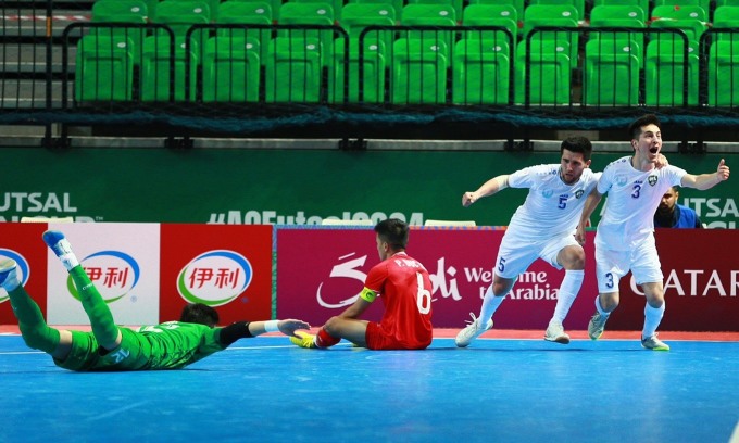 Cầu thủ Uzbekistan (áo trắng và xanh) mừng bàn phút cuối, trong trận thắng ngược Việt Nam 2-1 tại tứ kết futsal châu Á ở Bangkok, Thái Lan tối 24/4/2024. Ảnh: Long Thành