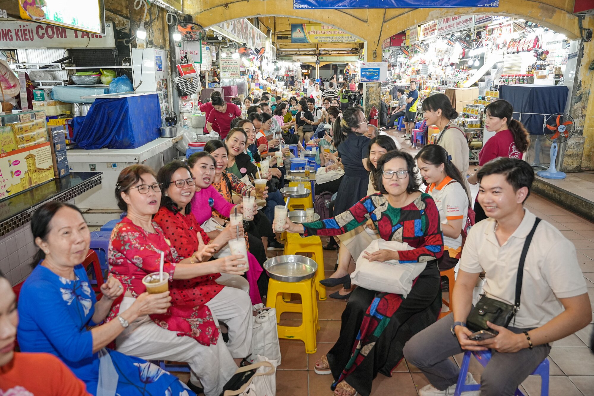 Du khách khám phá ẩm thực ở chợ Bến Thành trong một tour nội đô - Ảnh: HẢI KIM